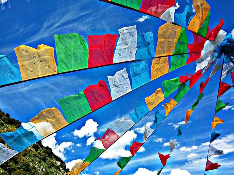 SIGNIFICANCE-OF-PRAYER-FLAGS-IN-BHUTAN